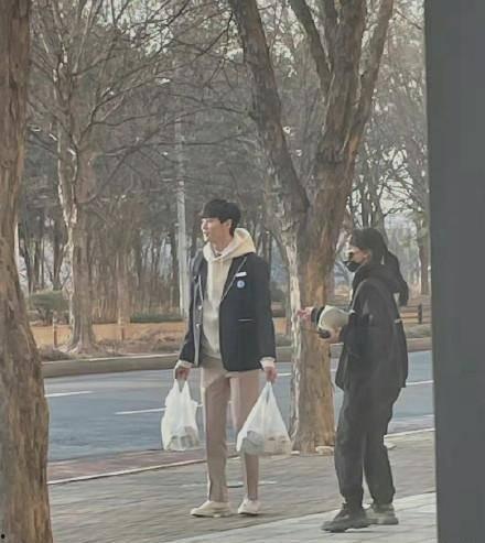 校卫男生在线观看,青春校园的守护者风采